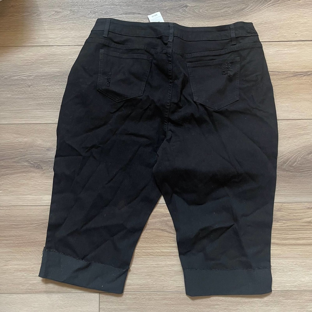 Ashley Stewart Cuffed WMNS Capris Jeans Black Denim Size 18 BRAND NEW MSRP 49.50